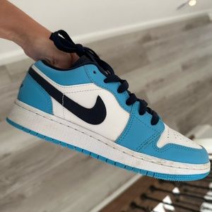Woman’s Nike dunks size 6